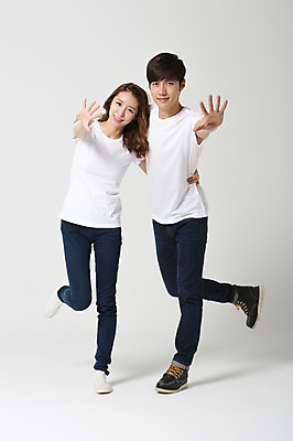 포토 JPG 스튜디오촬영 전신 학생 커플 여자 남자 대학생 모션 함께함 실내 사랑 서기 웃음 사람 동양인 손짓 20대 성인 두명 앞모습 캐주얼 다정 한국인 신학기 신입생 커플룩 청년만 성인만 국내포토 옷 감정 뷰포인트 컨셉 관계 표정 인종 청년 내부 파일형식
