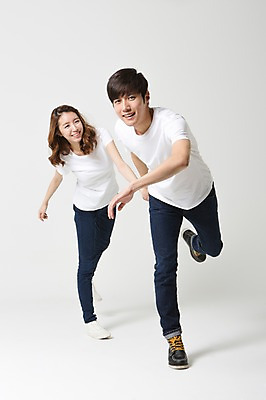 포토 JPG 스튜디오촬영 전신 학생 커플 여자 남자 대학생 모션 함께함 실내 사랑 서기 웃음 사람 동양인 20대 성인 두명 앞모습 캐주얼 달리기 손잡기 다정 한국인 신학기 신입생 커플룩 청년만 성인만 국내포토 옷 감정 뷰포인트 컨셉 관계 표정 인종 청년 내부 파일형식