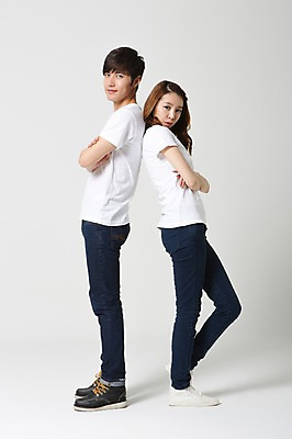 포토 JPG 스튜디오촬영 전신 학생 커플 여자 남자 대학생 모션 함께함 실내 사랑 서기 웃음 사람 동양인 20대 성인 두명 옆모습 캐주얼 팔짱 다정 한국인 등맞대기 신학기 신입생 커플룩 청년만 성인만 국내포토 옷 감정 뷰포인트 컨셉 관계 표정 인종 청년 내부 파일형식