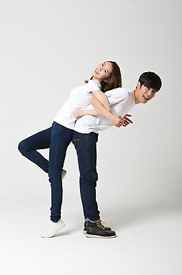 포토 JPG 스튜디오촬영 전신 학생 커플 여자 남자 대학생 모션 함께함 실내 사랑 서기 웃음 사람 동양인 20대 성인 두명 옆모습 캐주얼 운동 스트레칭 다정 한국인 등맞대기 신학기 신입생 커플룩 체조 커플체조 청년만 성인만 국내포토 옷 감정 뷰포인트 컨셉 관계 표정 건강 인종 청년 내부 파일형식