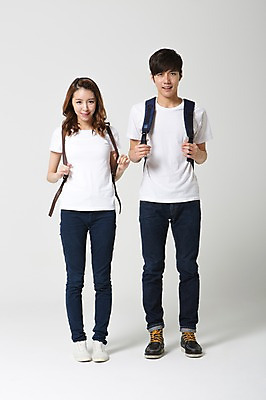포토 JPG 스튜디오촬영 전신 학생 커플 여자 남자 대학생 가방 배낭 함께함 실내 사랑 서기 웃음 사람 동양인 20대 성인 두명 앞모습 캐주얼 스쿨라이프 캠퍼스라이프 다정 한국인 신학기 신입생 커플룩 청년만 성인만 국내포토 라이프스타일 잡화 옷 감정 뷰포인트 컨셉 학교 관계 모션 표정 인종 청년 내부 파일형식