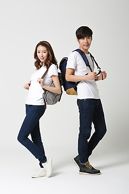 포토 JPG 스튜디오촬영 전신 학생 커플 여자 남자 대학생 가방 배낭 함께함 실내 사랑 서기 웃음 사람 동양인 20대 성인 두명 옆모습 캐주얼 스쿨라이프 캠퍼스라이프 다정 한국인 신학기 신입생 커플룩 청년만 성인만 국내포토 라이프스타일 잡화 옷 감정 뷰포인트 컨셉 학교 관계 모션 표정 인종 청년 내부 파일형식