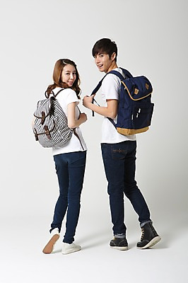 포토 JPG 스튜디오촬영 전신 학생 커플 여자 남자 대학생 가방 배낭 함께함 실내 사랑 서기 웃음 사람 동양인 20대 성인 두명 뒷모습 캐주얼 스쿨라이프 캠퍼스라이프 다정 한국인 뒤돌아보기 신학기 신입생 커플룩 청년만 성인만 국내포토 라이프스타일 잡화 옷 감정 뷰포인트 컨셉 학교 관계 모션 표정 인종 청년 내부 파일형식