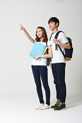 포토 JPG 스튜디오촬영 전신 학생 커플 응시 여자 남자 대학생 가방 배낭 함께함 실내 사랑 서기 웃음 들기 사람 동양인 손짓 20대 성인 두명 옆모습 캐주얼 스쿨라이프 캠퍼스라이프 다정 한국인 가리킴 신학기 파일 신입생 커플룩 청년만 성인만 국내포토 라이프스타일 시선 잡화 옷 감정 뷰포인트 컨셉 학교 관계 모션 표정 인종 청년 내부 파일형식