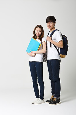 포토 JPG 스튜디오촬영 전신 학생 커플 여자 남자 대학생 가방 배낭 함께함 실내 사랑 서기 웃음 들기 사람 동양인 20대 성인 두명 옆모습 캐주얼 스쿨라이프 캠퍼스라이프 다정 한국인 신학기 파일 신입생 커플룩 청년만 성인만 국내포토 라이프스타일 잡화 옷 감정 뷰포인트 컨셉 학교 관계 모션 표정 인종 청년 내부 파일형식