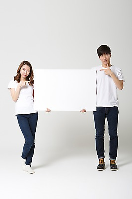 포토 JPG 스튜디오촬영 전신 학생 배너 커플 여자 남자 대학생 모션 사각프레임 프레임 함께함 광고판 실내 사랑 서기 웃음 들기 사람 동양인 손짓 20대 성인 두명 앞모습 캐주얼 다정 한국인 가리킴 알림 신학기 신입생 커플룩 청년만 성인만 국내포토 옷 감정 뷰포인트 컨셉 관계 알림판 표정 인종 청년 내부 사각형 판 파일형식