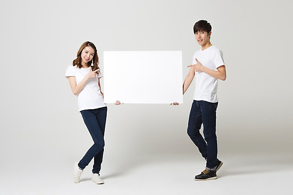 포토 JPG 스튜디오촬영 전신 학생 배너 커플 여자 남자 대학생 모션 사각프레임 프레임 함께함 광고판 실내 사랑 서기 웃음 들기 사람 동양인 손짓 20대 성인 두명 앞모습 캐주얼 다정 한국인 가리킴 알림 신학기 신입생 커플룩 청년만 성인만 국내포토 옷 감정 뷰포인트 컨셉 관계 알림판 표정 인종 청년 내부 사각형 판 파일형식
