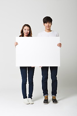 포토 JPG 스튜디오촬영 전신 학생 배너 커플 여자 남자 대학생 모션 사각프레임 프레임 함께함 광고판 실내 사랑 서기 웃음 들기 사람 동양인 20대 성인 두명 앞모습 캐주얼 다정 한국인 알림 신학기 신입생 커플룩 청년만 성인만 국내포토 옷 감정 뷰포인트 컨셉 관계 알림판 표정 인종 청년 내부 사각형 판 파일형식