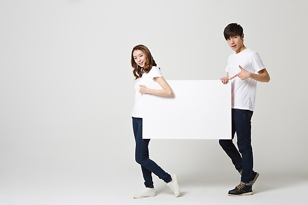 포토 JPG 스튜디오촬영 전신 학생 배너 커플 여자 남자 대학생 모션 사각프레임 프레임 함께함 광고판 실내 사랑 서기 웃음 들기 사람 동양인 손짓 20대 성인 두명 옆모습 캐주얼 다정 한국인 가리킴 알림 신학기 신입생 커플룩 청년만 성인만 국내포토 옷 감정 뷰포인트 컨셉 관계 알림판 표정 인종 청년 내부 사각형 판 파일형식