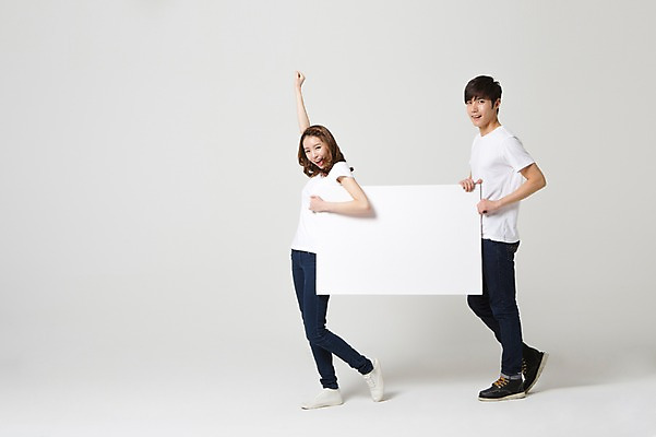 포토 JPG 스튜디오촬영 전신 학생 배너 커플 여자 남자 대학생 모션 사각프레임 프레임 함께함 광고판 실내 사랑 서기 웃음 들기 사람 동양인 20대 성인 두명 옆모습 캐주얼 파이팅 다정 주먹 한국인 알림 신학기 신입생 커플룩 청년만 성인만 국내포토 옷 감정 뷰포인트 컨셉 관계 알림판 표정 인종 청년 내부 사각형 판 파일형식