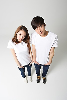 포토 JPG 스튜디오촬영 전신 학생 커플 여자 남자 대학생 모션 함께함 실내 사랑 서기 사람 동양인 20대 성인 두명 앞모습 캐주얼 하이앵글 다정 한국인 신학기 신입생 커플룩 청년만 성인만 국내포토 옷 감정 뷰포인트 컨셉 관계 인종 청년 내부 파일형식