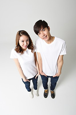 포토 JPG 스튜디오촬영 전신 학생 커플 여자 남자 대학생 모션 함께함 실내 사랑 서기 웃음 사람 동양인 20대 성인 두명 앞모습 캐주얼 하이앵글 다정 한국인 신학기 신입생 커플룩 청년만 성인만 국내포토 옷 감정 뷰포인트 컨셉 관계 표정 인종 청년 내부 파일형식