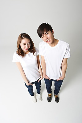 포토 JPG 스튜디오촬영 전신 학생 커플 여자 남자 대학생 모션 함께함 실내 사랑 윙크 서기 웃음 사람 동양인 20대 성인 두명 앞모습 캐주얼 하이앵글 다정 한국인 신학기 신입생 커플룩 청년만 성인만 국내포토 옷 감정 뷰포인트 컨셉 관계 표정 인종 청년 내부 파일형식
