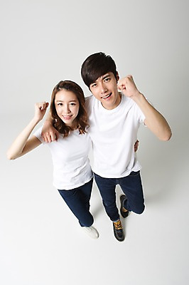 포토 JPG 스튜디오촬영 전신 학생 커플 여자 남자 대학생 모션 함께함 실내 사랑 서기 웃음 사람 동양인 손짓 20대 성인 두명 앞모습 캐주얼 하이앵글 파이팅 다정 주먹 한국인 신학기 신입생 커플룩 청년만 성인만 국내포토 옷 감정 뷰포인트 컨셉 관계 표정 인종 청년 내부 파일형식