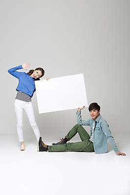 포토 JPG 스튜디오촬영 전신 학생 배너 커플 여자 남자 대학생 모션 사각프레임 프레임 함께함 광고판 실내 사랑 서기 웃음 들기 사람 앉기 동양인 손짓 20대 성인 두명 옆모습 캐주얼 다정 한국인 알림 신학기 신입생 청년만 성인만 국내포토 옷 감정 뷰포인트 컨셉 관계 알림판 표정 인종 청년 내부 사각형 판 파일형식