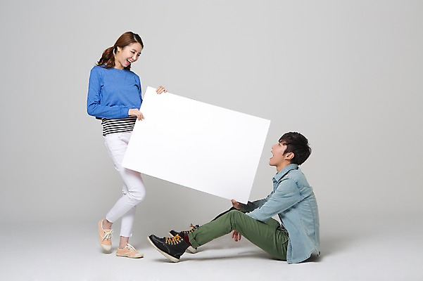 포토 JPG 스튜디오촬영 전신 학생 배너 커플 여자 남자 대학생 모션 사각프레임 프레임 함께함 광고판 실내 사랑 서기 웃음 들기 사람 앉기 동양인 20대 성인 두명 옆모습 캐주얼 마주보기 다정 한국인 알림 신학기 신입생 청년만 성인만 국내포토 옷 감정 뷰포인트 컨셉 관계 알림판 표정 인종 청년 내부 사각형 판 파일형식