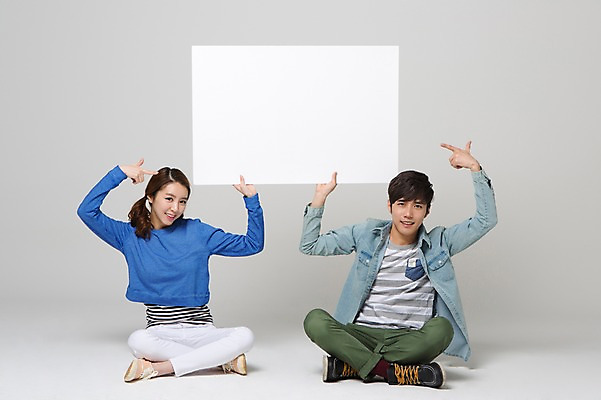 포토 JPG 스튜디오촬영 전신 학생 배너 커플 여자 남자 대학생 모션 사각프레임 프레임 함께함 광고판 실내 사랑 웃음 들기 사람 앉기 동양인 손짓 20대 성인 두명 앞모습 캐주얼 다정 한국인 가리킴 알림 신학기 신입생 청년만 성인만 국내포토 옷 감정 뷰포인트 컨셉 관계 알림판 표정 인종 청년 내부 사각형 판 파일형식