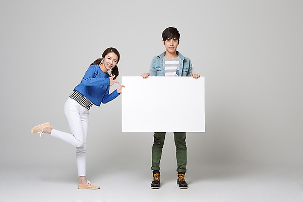 포토 JPG 스튜디오촬영 전신 학생 배너 커플 여자 남자 대학생 모션 사각프레임 프레임 함께함 광고판 실내 사랑 서기 웃음 들기 사람 동양인 손짓 20대 성인 두명 앞모습 캐주얼 다정 한국인 가리킴 알림 신학기 신입생 청년만 성인만 국내포토 옷 감정 뷰포인트 컨셉 관계 알림판 표정 인종 청년 내부 사각형 판 파일형식