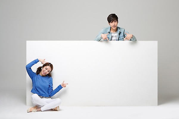 포토 JPG 스튜디오촬영 전신 학생 배너 커플 여자 남자 대학생 모션 프레임 함께함 광고판 실내 사랑 서기 웃음 사람 앉기 동양인 손짓 상반신 20대 성인 두명 앞모습 캐주얼 다정 한국인 가리킴 알림 신학기 신입생 청년만 성인만 국내포토 옷 감정 뷰포인트 컨셉 관계 알림판 표정 인종 청년 내부 판 파일형식