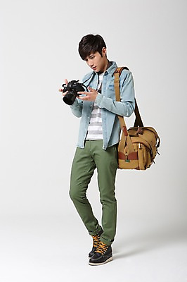 포토 JPG 스튜디오촬영 전신 학생 응시 남자 여유 대학생 여행 가방 실내 한명 서기 들기 사람 동양인 20대 성인 앞모습 캐주얼 카메라 사진촬영 한국인 자유 배낭여행 신학기 신입생 크로스백 남자만 남자한명만 성인남자만 청년만 청년남자만 청년남자한명만 성인한명만 성인남자한명만 성인만 국내포토 1 시선 잡화 옷 감정 뷰포인트 컨셉 모션 인종 청년 내부 전자제품 촬영 파일형식