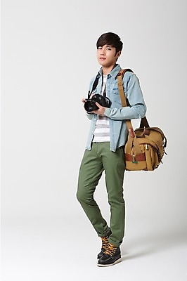 포토 JPG 스튜디오촬영 전신 학생 남자 여유 대학생 여행 가방 실내 한명 서기 들기 사람 동양인 20대 성인 앞모습 캐주얼 카메라 사진촬영 한국인 자유 배낭여행 신학기 신입생 크로스백 남자만 남자한명만 성인남자만 청년만 청년남자만 청년남자한명만 성인한명만 성인남자한명만 성인만 국내포토 1 잡화 옷 감정 뷰포인트 컨셉 모션 인종 청년 내부 전자제품 촬영 파일형식