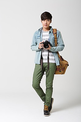 포토 JPG 스튜디오촬영 전신 학생 남자 여유 대학생 여행 가방 실내 한명 서기 들기 사람 동양인 20대 성인 앞모습 캐주얼 카메라 사진촬영 한국인 자유 배낭여행 신학기 신입생 크로스백 남자만 남자한명만 성인남자만 청년만 청년남자만 청년남자한명만 성인한명만 성인남자한명만 성인만 국내포토 1 잡화 옷 감정 뷰포인트 컨셉 모션 인종 청년 내부 전자제품 촬영 파일형식