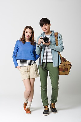 포토 JPG 스튜디오촬영 전신 학생 커플 여자 남자 여유 대학생 여행 가방 실내 서기 들기 사람 동양인 20대 성인 두명 앞모습 캐주얼 카메라 사진촬영 한국인 자유 배낭여행 신학기 신입생 크로스백 청년만 성인만 국내포토 잡화 옷 감정 뷰포인트 컨셉 관계 모션 인종 청년 내부 전자제품 촬영 파일형식