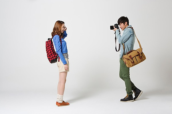 포토 JPG 스튜디오촬영 전신 학생 커플 여자 남자 여유 대학생 여행 포즈 가방 배낭 실내 서기 웃음 들기 사람 동양인 손짓 20대 성인 두명 옆모습 캐주얼 마주보기 카메라 사진촬영 한국인 자유 배낭여행 신학기 신입생 브이 크로스백 청년만 성인만 국내포토 잡화 옷 감정 뷰포인트 컨셉 관계 모션 표정 인종 청년 내부 전자제품 촬영 파일형식