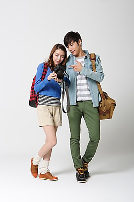 포토 JPG 스튜디오촬영 전신 학생 커플 응시 여자 남자 여유 대학생 여행 가방 배낭 실내 서기 들기 사람 동양인 20대 성인 두명 앞모습 캐주얼 카메라 사진촬영 한국인 자유 가리킴 배낭여행 신학기 신입생 크로스백 청년만 성인만 국내포토 시선 잡화 옷 감정 뷰포인트 컨셉 관계 모션 인종 손짓 청년 내부 전자제품 촬영 파일형식