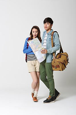 포토 JPG 스튜디오촬영 전신 학생 커플 여자 남자 여유 대학생 여행 지도 가방 배낭 실내 서기 들기 사람 동양인 20대 성인 두명 앞모습 캐주얼 한국인 자유 배낭여행 신학기 신입생 크로스백 여행지도 청년만 성인만 국내포토 잡화 옷 감정 뷰포인트 컨셉 관계 모션 인종 청년 내부 파일형식