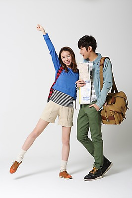 포토 JPG 스튜디오촬영 전신 학생 커플 여자 남자 여유 대학생 여행 지도 가방 배낭 실내 서기 웃음 들기 사람 동양인 20대 성인 두명 앞모습 캐주얼 한국인 자유 배낭여행 신학기 신입생 크로스백 여행지도 청년만 성인만 국내포토 잡화 옷 감정 뷰포인트 컨셉 관계 모션 표정 인종 청년 내부 파일형식