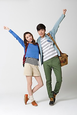포토 JPG 스튜디오촬영 전신 학생 커플 여자 남자 여유 대학생 여행 포즈 가방 배낭 모션 팔벌리기 실내 서기 웃음 사람 동양인 20대 성인 두명 앞모습 캐주얼 한국인 자유 배낭여행 신학기 신입생 크로스백 청년만 성인만 국내포토 잡화 옷 감정 뷰포인트 컨셉 관계 표정 인종 청년 내부 파일형식