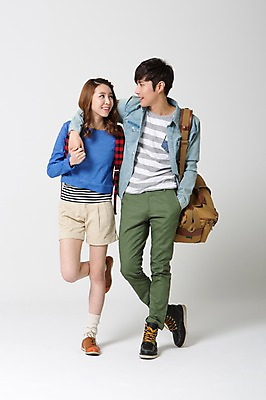 포토 JPG 스튜디오촬영 전신 학생 커플 여자 남자 여유 대학생 여행 가방 배낭 어깨동무 실내 서기 웃음 사람 동양인 20대 성인 두명 앞모습 캐주얼 마주보기 한국인 자유 배낭여행 신학기 신입생 크로스백 청년만 성인만 국내포토 잡화 옷 감정 뷰포인트 포즈 컨셉 관계 모션 표정 인종 청년 내부 파일형식