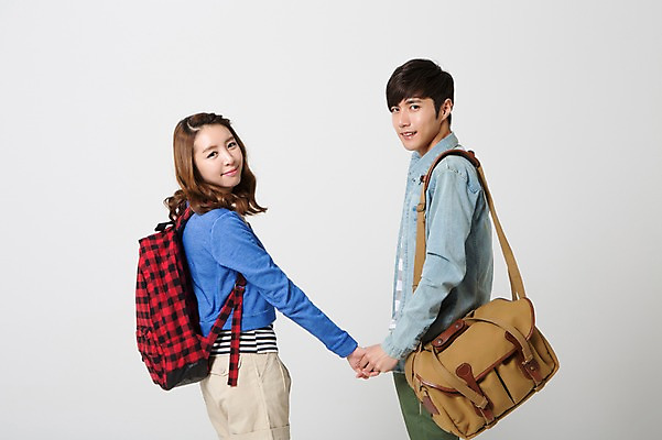 포토 JPG 스튜디오촬영 학생 커플 여자 남자 여유 대학생 여행 가방 배낭 실내 웃음 사람 동양인 상반신 20대 성인 두명 옆모습 캐주얼 손잡기 한국인 자유 배낭여행 신학기 신입생 크로스백 청년만 성인만 국내포토 잡화 옷 감정 뷰포인트 컨셉 관계 모션 표정 인종 청년 내부 파일형식