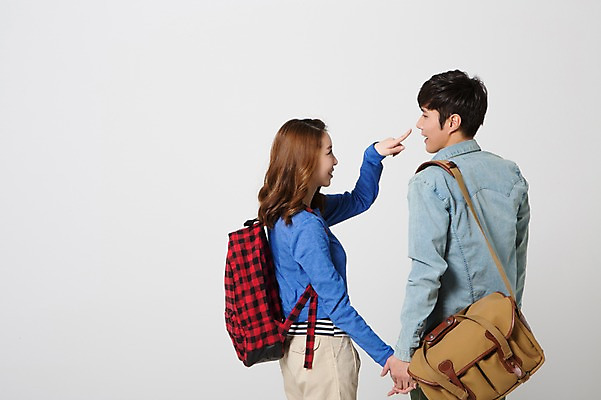 포토 JPG 스튜디오촬영 학생 커플 여자 남자 여유 대학생 여행 가방 배낭 실내 웃음 사람 동양인 상반신 20대 성인 두명 뒷모습 캐주얼 마주보기 손잡기 한국인 자유 가리킴 배낭여행 신학기 신입생 크로스백 청년만 성인만 국내포토 잡화 옷 감정 뷰포인트 컨셉 관계 모션 표정 인종 손짓 청년 내부 파일형식