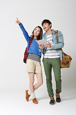 포토 JPG 스튜디오촬영 전신 학생 커플 응시 여자 남자 여유 대학생 여행 가방 배낭 실내 서기 웃음 들기 사람 동양인 20대 성인 두명 앞모습 캐주얼 태블릿 한국인 자유 가리킴 배낭여행 신학기 신입생 크로스백 청년만 성인만 국내포토 시선 잡화 옷 감정 뷰포인트 컨셉 관계 모션 표정 인종 손짓 청년 내부 전자제품 스마트기기 파일형식