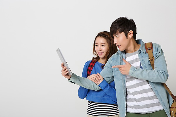 포토 JPG 스튜디오촬영 학생 커플 응시 여자 남자 여유 대학생 여행 가방 배낭 실내 웃음 들기 사람 동양인 상반신 20대 성인 두명 캐주얼 태블릿 한국인 자유 가리킴 배낭여행 신학기 신입생 청년만 성인만 국내포토 시선 잡화 옷 감정 컨셉 관계 모션 표정 인종 손짓 청년 내부 전자제품 스마트기기 파일형식