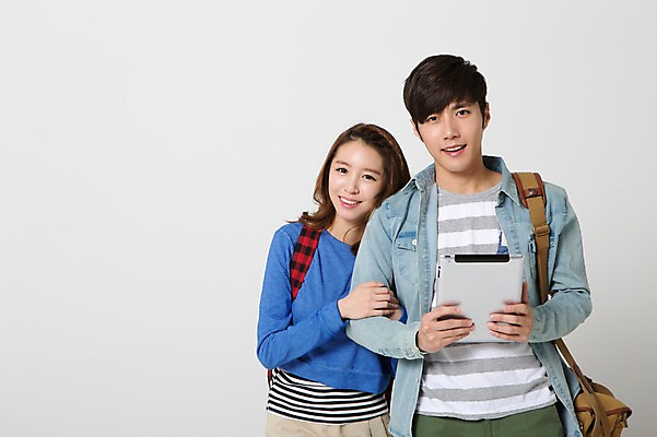 포토 JPG 스튜디오촬영 학생 커플 여자 남자 여유 대학생 여행 가방 배낭 실내 웃음 들기 사람 동양인 상반신 20대 성인 두명 앞모습 캐주얼 태블릿 한국인 자유 배낭여행 신학기 신입생 청년만 성인만 국내포토 잡화 옷 감정 뷰포인트 컨셉 관계 모션 표정 인종 청년 내부 전자제품 스마트기기 파일형식