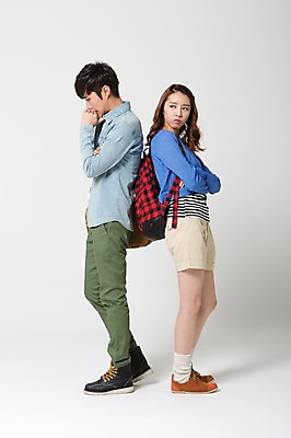 포토 JPG 스튜디오촬영 전신 학생 커플 여자 남자 여유 대학생 여행 가방 배낭 실내 서기 사람 동양인 20대 성인 두명 옆모습 캐주얼 팔짱 한국인 자유 등맞대기 분노 배낭여행 신학기 신입생 싸움 청년만 성인만 국내포토 잡화 옷 감정 뷰포인트 컨셉 관계 모션 인종 청년 내부 파일형식