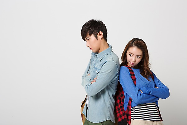 포토 JPG 스튜디오촬영 학생 커플 여자 남자 여유 대학생 여행 가방 배낭 실내 사람 동양인 상반신 20대 성인 두명 옆모습 캐주얼 팔짱 한국인 자유 등맞대기 분노 배낭여행 신학기 신입생 싸움 청년만 성인만 국내포토 잡화 옷 감정 뷰포인트 컨셉 관계 모션 인종 청년 내부 파일형식