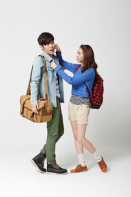 포토 JPG 스튜디오촬영 전신 학생 커플 여자 남자 여유 대학생 여행 가방 장난 배낭 실내 서기 사람 동양인 20대 성인 두명 옆모습 캐주얼 마주보기 한국인 자유 배낭여행 신학기 신입생 싸움 크로스백 꼬집기 청년만 성인만 국내포토 잡화 옷 감정 뷰포인트 컨셉 관계 모션 인종 청년 내부 파일형식