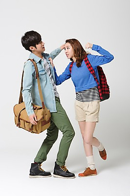 포토 JPG 스튜디오촬영 전신 학생 커플 여자 남자 여유 대학생 여행 가방 장난 배낭 실내 서기 사람 동양인 20대 성인 두명 옆모습 캐주얼 마주보기 한국인 자유 배낭여행 신학기 신입생 싸움 크로스백 청년만 성인만 국내포토 잡화 옷 감정 뷰포인트 컨셉 관계 모션 인종 청년 내부 파일형식