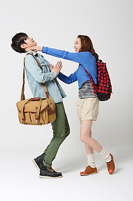 포토 JPG 스튜디오촬영 전신 학생 커플 여자 남자 여유 대학생 여행 가방 장난 배낭 실내 서기 웃음 사람 동양인 20대 성인 두명 옆모습 캐주얼 마주보기 한국인 자유 배낭여행 신학기 신입생 싸움 크로스백 청년만 성인만 국내포토 잡화 옷 감정 뷰포인트 컨셉 관계 모션 표정 인종 청년 내부 파일형식