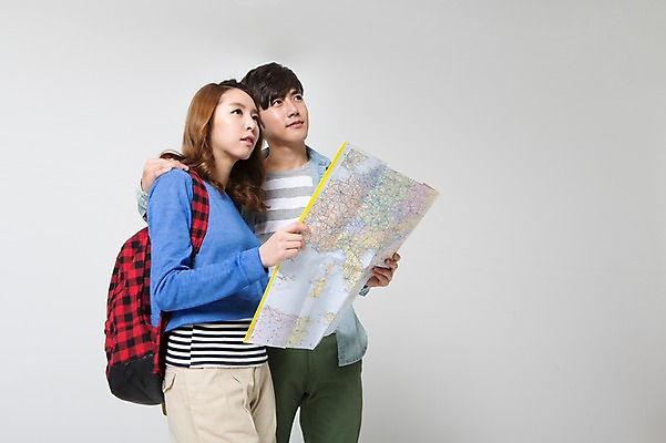 포토 JPG 스튜디오촬영 학생 커플 응시 여자 남자 여유 대학생 여행 지도 가방 배낭 실내 들기 사람 동양인 상반신 20대 성인 두명 옆모습 캐주얼 한국인 자유 배낭여행 신학기 신입생 여행지도 청년만 성인만 국내포토 시선 잡화 옷 감정 뷰포인트 컨셉 관계 모션 인종 청년 내부 파일형식