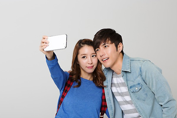 포토 JPG 스튜디오촬영 학생 커플 여자 남자 여유 대학생 여행 가방 배낭 실내 웃음 들기 사람 동양인 상반신 20대 성인 두명 앞모습 캐주얼 스마트폰 사진촬영 한국인 자유 셀프카메라 배낭여행 신학기 신입생 청년만 성인만 국내포토 잡화 옷 감정 뷰포인트 컨셉 관계 모션 표정 인종 청년 내부 핸드폰 스마트기기 촬영 파일형식