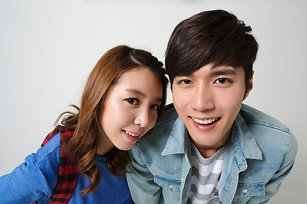 포토 JPG 스튜디오촬영 학생 커플 여자 남자 여유 대학생 여행 가방 배낭 실내 웃음 사람 동양인 상반신 20대 성인 두명 앞모습 캐주얼 한국인 자유 배낭여행 신학기 신입생 청년만 성인만 국내포토 잡화 옷 감정 뷰포인트 컨셉 관계 표정 인종 청년 내부 파일형식