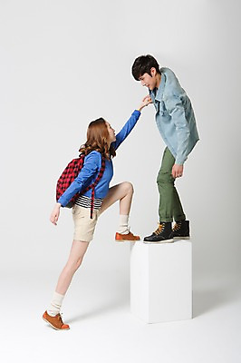 포토 JPG 스튜디오촬영 전신 학생 커플 여자 남자 여유 대학생 여행 가방 배낭 실내 서기 사람 동양인 20대 성인 두명 옆모습 캐주얼 상자 마주보기 손잡기 한국인 자유 도움 배낭여행 신학기 신입생 오르기 청년만 성인만 국내포토 잡화 옷 감정 뷰포인트 컨셉 관계 모션 인종 청년 내부 파일형식