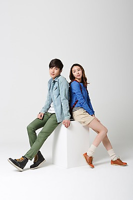 포토 JPG 스튜디오촬영 전신 학생 커플 여자 남자 여유 대학생 여행 가방 배낭 실내 사람 앉기 동양인 20대 성인 두명 옆모습 캐주얼 상자 한국인 자유 등맞대기 배낭여행 신학기 신입생 청년만 성인만 국내포토 잡화 옷 감정 뷰포인트 컨셉 관계 모션 인종 청년 내부 파일형식