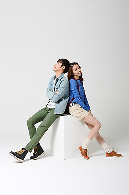 포토 JPG 스튜디오촬영 전신 학생 커플 응시 여자 남자 여유 대학생 여행 가방 배낭 실내 사람 앉기 동양인 20대 성인 두명 옆모습 캐주얼 상자 팔짱 한국인 자유 등맞대기 배낭여행 신학기 신입생 청년만 성인만 국내포토 시선 잡화 옷 감정 뷰포인트 컨셉 관계 모션 인종 청년 내부 파일형식