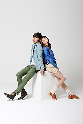 포토 JPG 스튜디오촬영 전신 학생 커플 여자 남자 여유 대학생 여행 가방 배낭 실내 웃음 사람 앉기 동양인 20대 성인 두명 옆모습 캐주얼 상자 한국인 자유 등맞대기 배낭여행 신학기 신입생 청년만 성인만 국내포토 잡화 옷 감정 뷰포인트 컨셉 관계 모션 표정 인종 청년 내부 파일형식